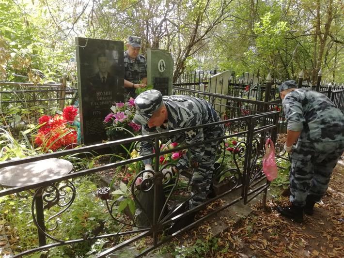 В канун 20-летия подвига Героя России Алексея Козина сотрудники ОМОН казанского побывали на его могиле