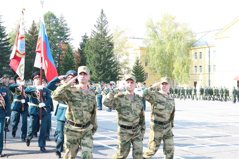 Командующий Сибирским округом Росгвардии представил личному составу северского соединения нового командира 