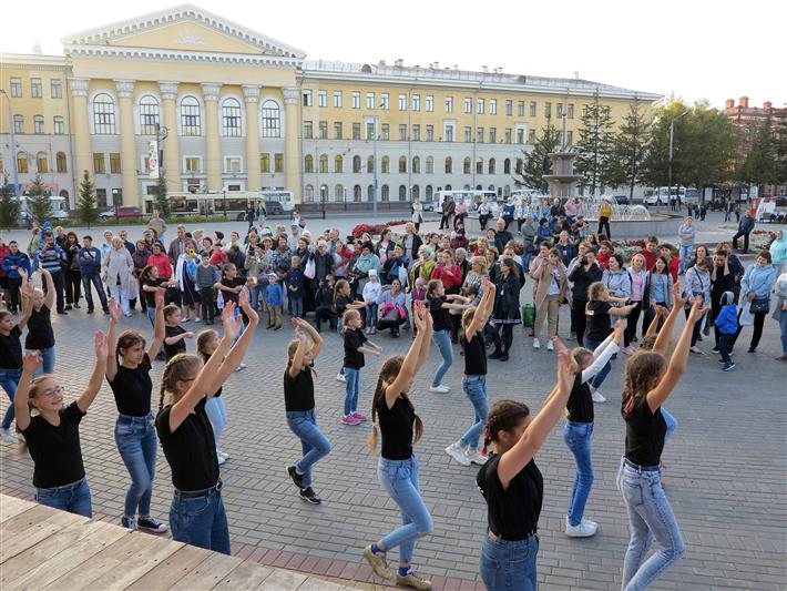 Томская Росгвардия согрела сердца горожан вальсом