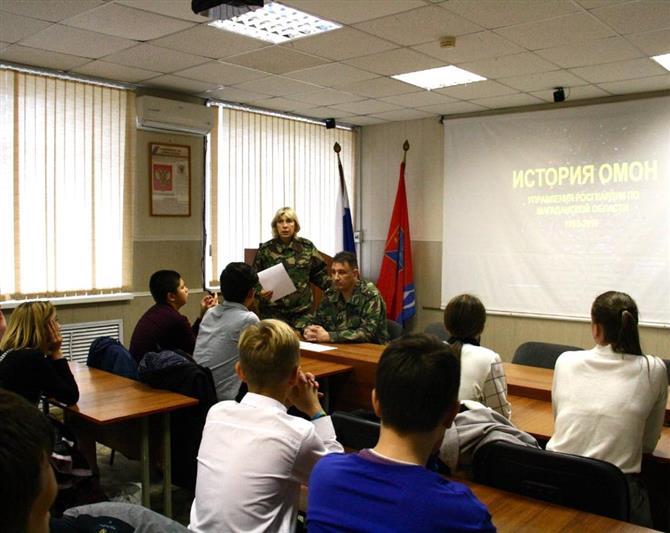 Воспитанники магаданского кадетского класса Росгвардии побывали в гостях у ОМОН