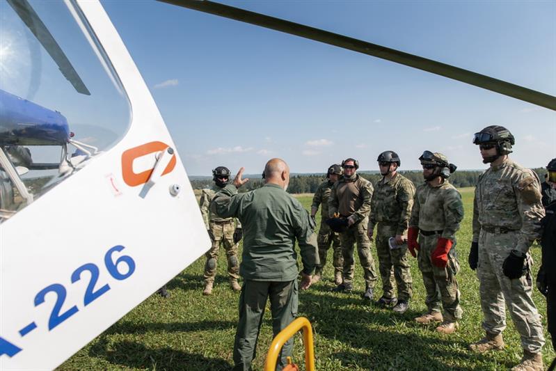 Отработка беспарашютного десантирования сотрудниками СОБР «Булат»