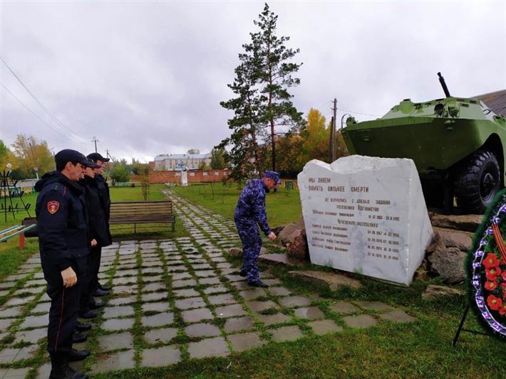 На Южном Урале военнослужащие и сотрудники Росгвардии приняли участие в памятных мероприятиях, посвященных 20-летию ОГВ (с) на Северном Кавказе