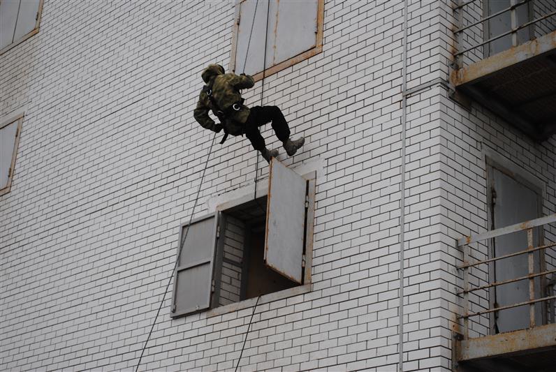 Сотрудники московского СОБР провели военно-патриотическое мероприятие, посвященное 100-летию М.Т. Калашникова