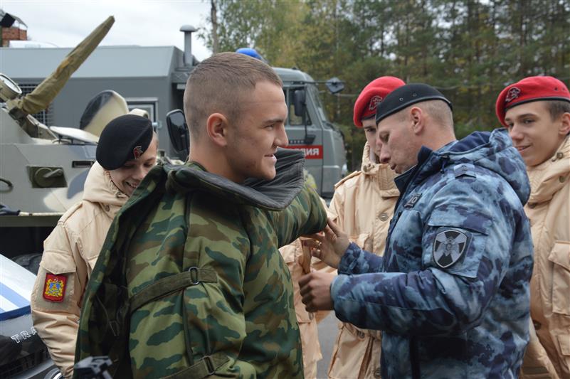 Брянские юнармейцы побывали в гостях у спецподразделения Росгвардии