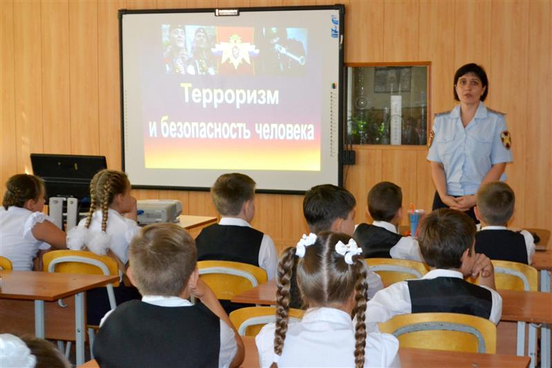 В День солидарности в борьбе с терроризмом росгвардейцы Южного округа провели тематические мероприятия для школьников