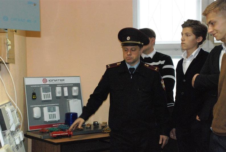 Ветераны вневедомственной охраны Управления Росгвардии по Свердловской области устроили для школьников экскурсию в исторический музей службы 