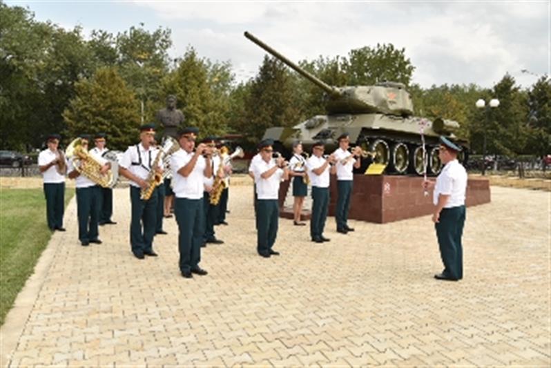 Военнослужащие Росгвардии приняли участие в торжественной церемонии открытия Аллеи Героев в Грозном