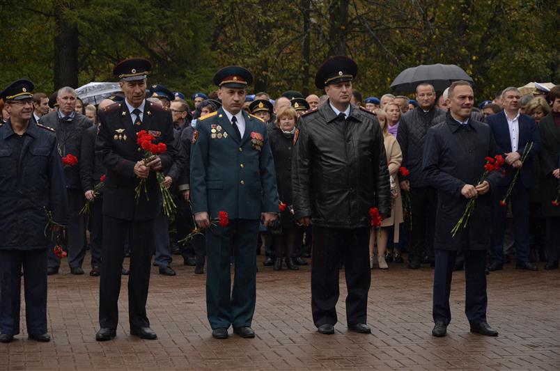 В День оружейника представители Росгвардии возложили цветы к бюстам Михаила Калашникова и Дмитрия Устинова в столице Удмуртии