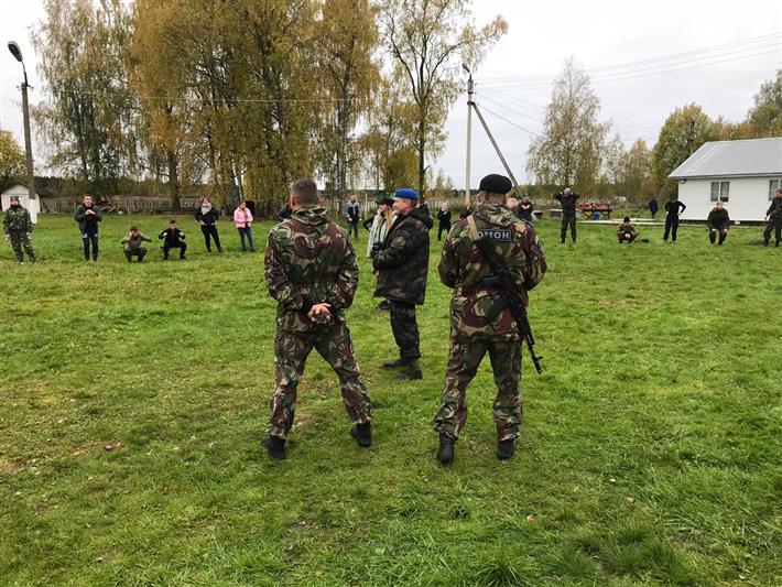 Офицеры череповецкого ОМОН поздравили юных земляков с посвящением в юнармейцы