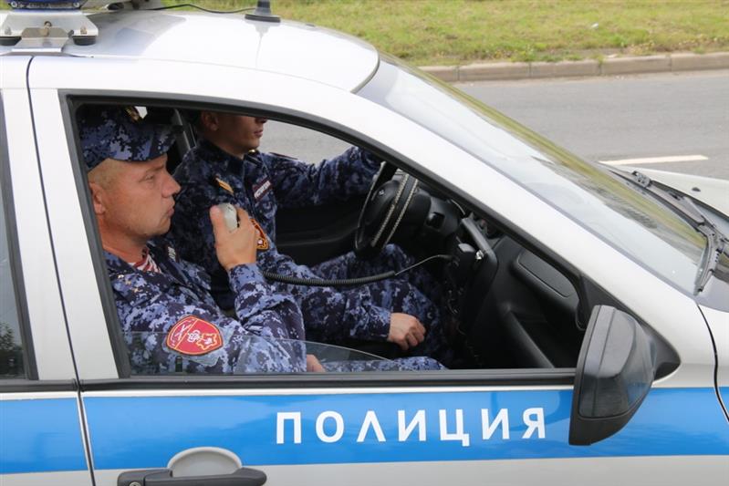Петербургскими росгвардейцами задержан злоумышленник, угрожавший убийством посетительницам торгового центра