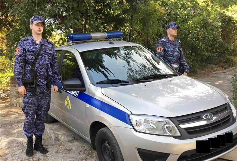 Крымские росгвардейцы пришли на помощь мужчине в предынсультном состоянии