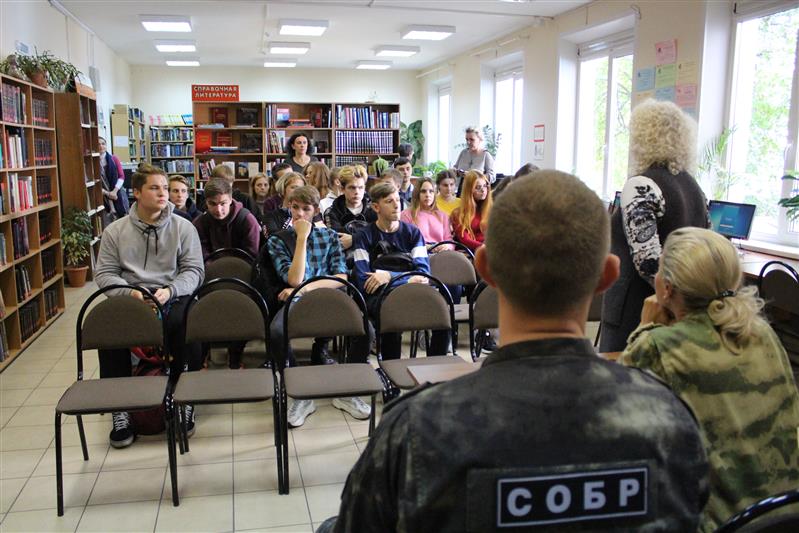 Занятие по антитеррористической безопасности для студентов колледжа  провели росгвардейцы  в Калининграде