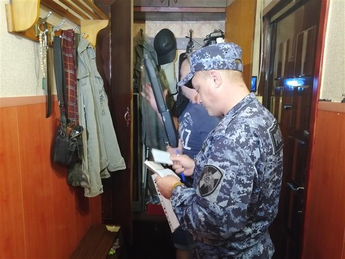 В Орловской области сотрудники Росгвардии проверили владельцев оружия