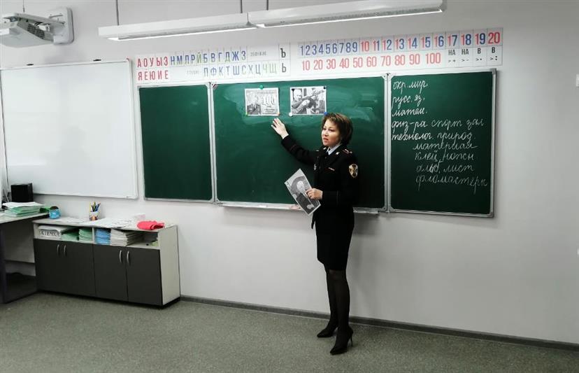 В Татарстане сотрудники и ветераны вневедомственной охраны провели для школьников тематический урок, посвященный 100-летию со дня рождения Михаила Калашникова