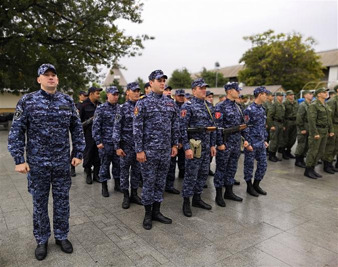 Военнослужащие и сотрудники Росгвардии приняли участие в инструктаже правоохранителей, заступающих на службу по охране общественного порядка в Астрахани