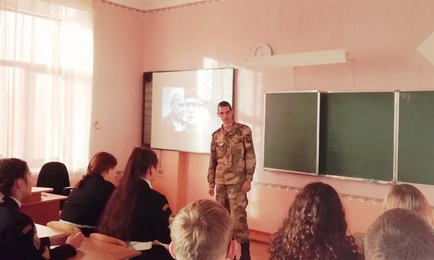 В Зауралье сотрудники Росгвардии рассказали курганским школьникам о генерале Романове