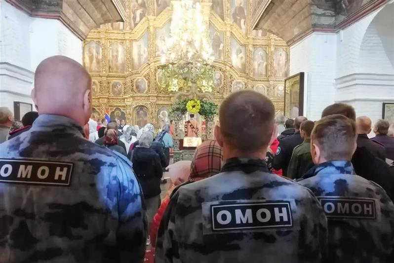 Бойцы ростовского ОМОН угостили солдатской кашей участников православного праздника в станице Старочеркасской