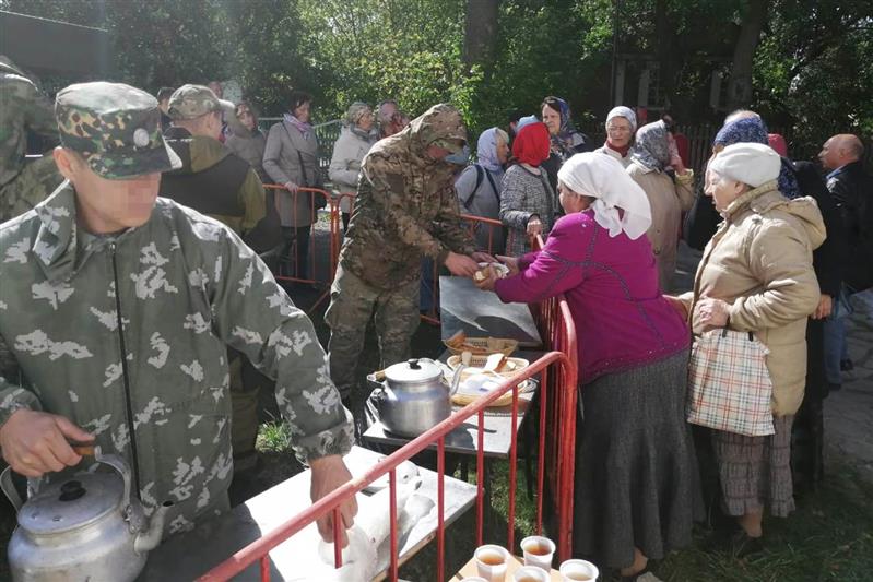 Бойцы ростовского ОМОН угостили солдатской кашей участников православного праздника в станице Старочеркасской