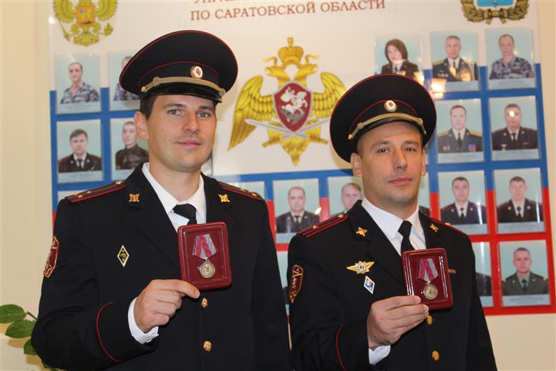 Саратовские росгвардейцы, пришедшие на помощь попавшим в беду гражданам, удостоены ведомственных наград (видео)