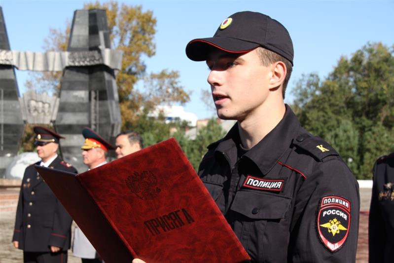 Заместитель командующего Восточным округом Росгвардии поздравил первокурсников института МВД России с принятием присяги