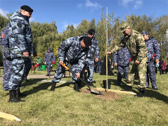 Военнослужащие и сотрудники Управления Росгвардии по Смоленской области поддержали всероссийскую акцию «Лес Победы»