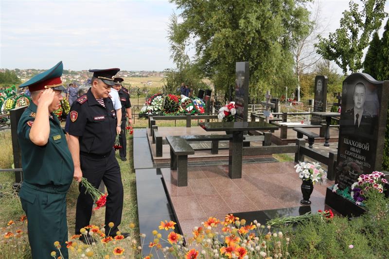 Донские росгвардейцы почтили память коллеги, погибшего при задержании вооруженных преступников