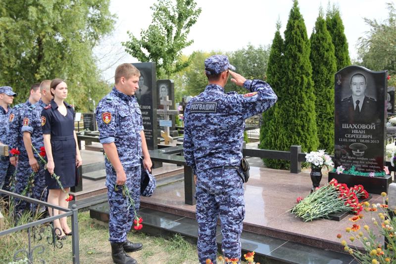 Донские росгвардейцы почтили память коллеги, погибшего при задержании вооруженных преступников