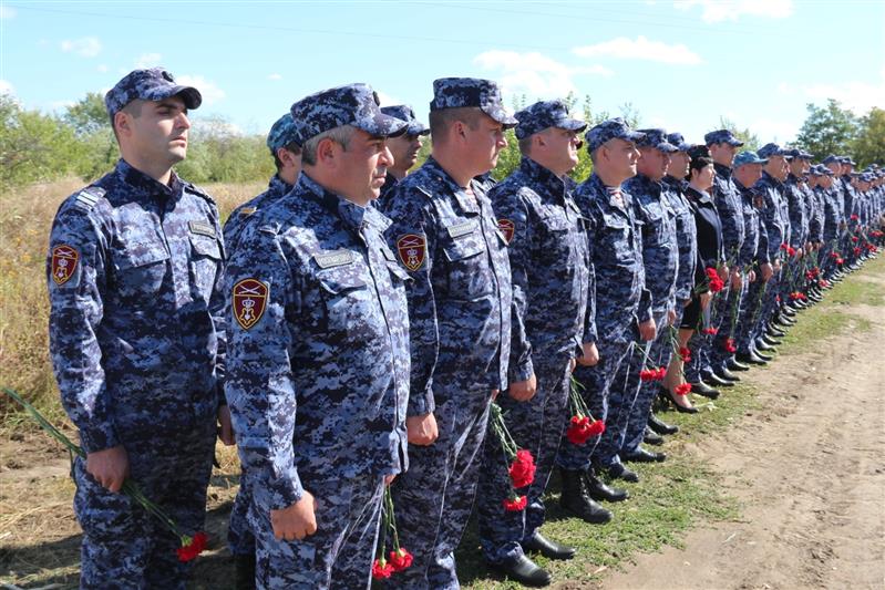 Сотрудники донского управления вневедомственной охраны почтили память погибших сослуживцев