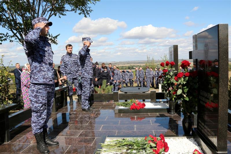 Сотрудники донского управления вневедомственной охраны почтили память погибших сослуживцев
