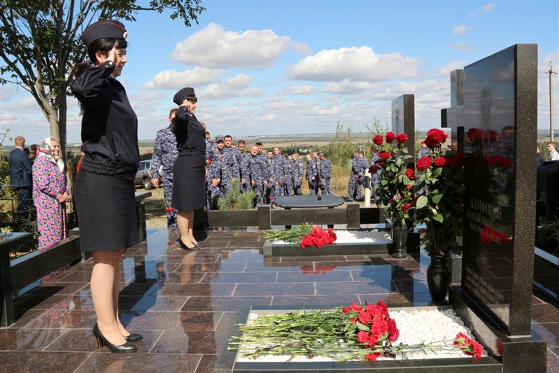 Сотрудники донского управления вневедомственной охраны почтили память погибших сослуживцев
