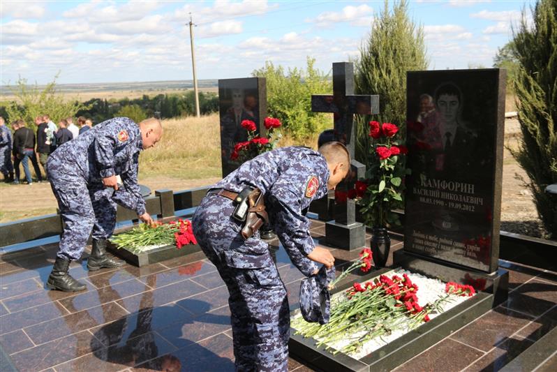 Сотрудники донского управления вневедомственной охраны почтили память погибших сослуживцев