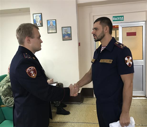 В Управлении Росгвардии по Тверской области состоялось награждение инспектора отдела вневедомственной охраны по городу Твери лейтенанта полиции Антона Ижмякова, чьими усилиями был локализован пожар в жилом доме в апреле текущего года. 