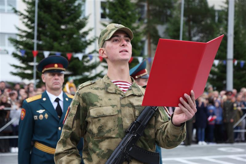 Курсанты вузов Росгвардии приняли Военную присягу (видео)
