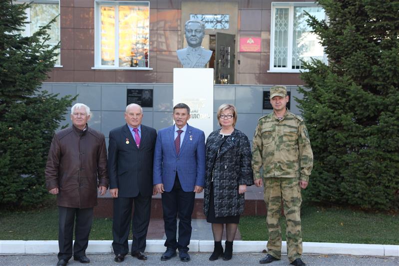 Новосибирский военный институт Росгвардии посетил ветеран «Вымпела» Герой России Вячеслав Бочаров