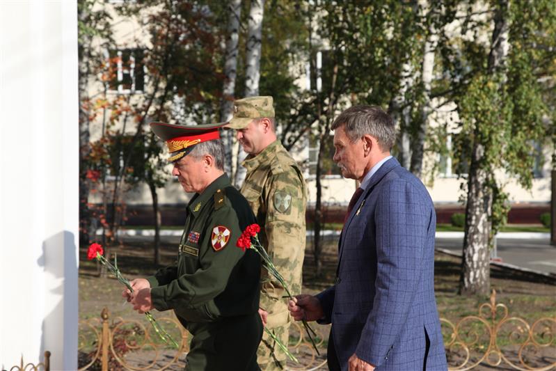 Новосибирский военный институт Росгвардии посетил ветеран «Вымпела» Герой России Вячеслав Бочаров