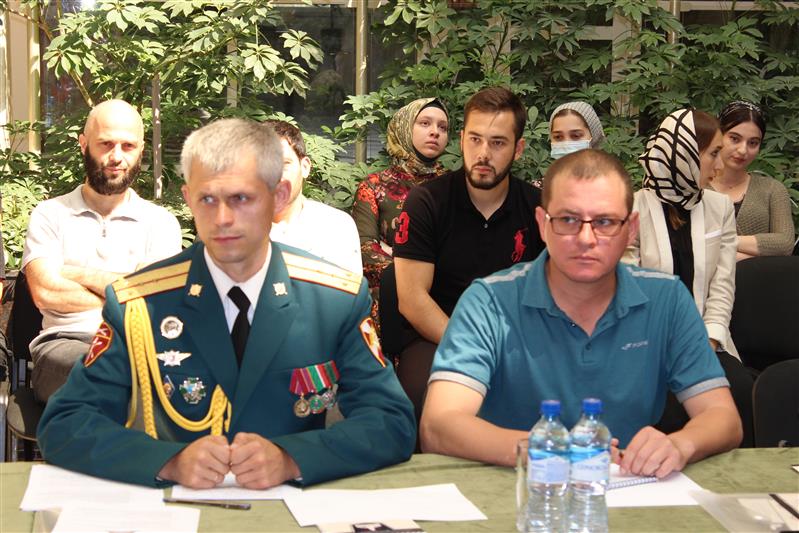 В Грозном военнослужащие Росгвардии присоединились к акциям Дня солидарности в борьбе с терроризмом