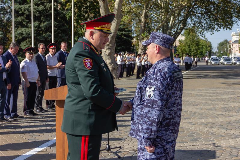 Росгвардейцу, участвовавшему в ликвидации вооруженного преступника в Краснодаре, вручена медаль «За отвагу» (видео)
