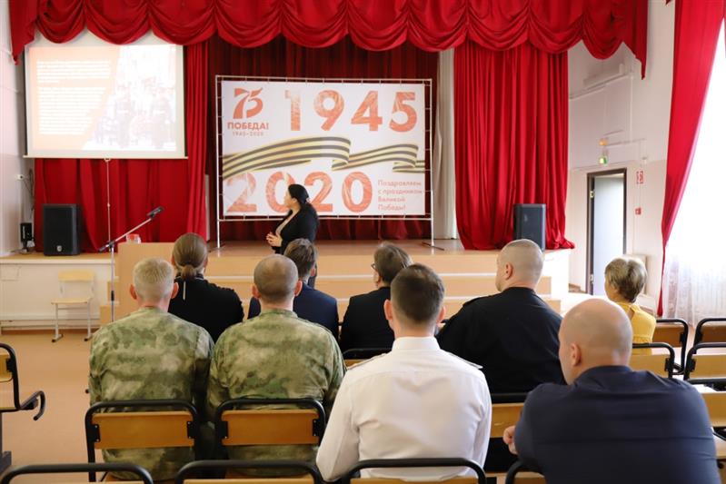  В Югре росгвардейцы организовали выставку оружия времен Великой Отечественной войны и рассказали школьникам о Герое России Анатолии Романове