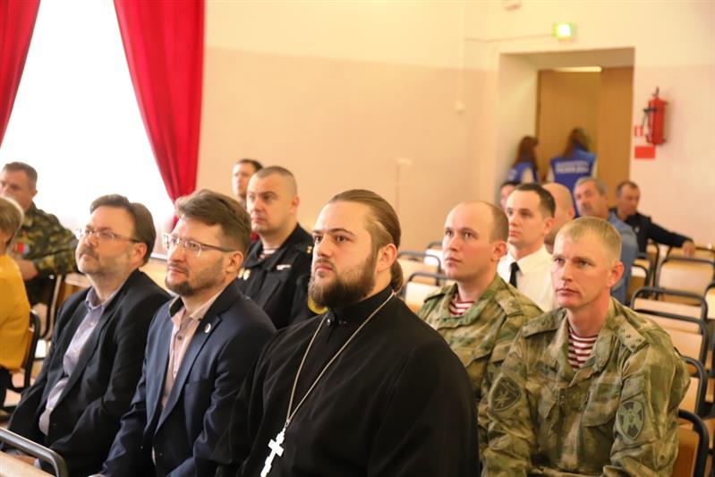  В Югре росгвардейцы организовали выставку оружия времен Великой Отечественной войны и рассказали школьникам о Герое России Анатолии Романове