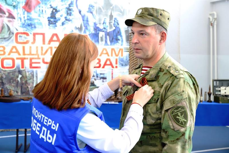  В Югре росгвардейцы организовали выставку оружия времен Великой Отечественной войны и рассказали школьникам о Герое России Анатолии Романове