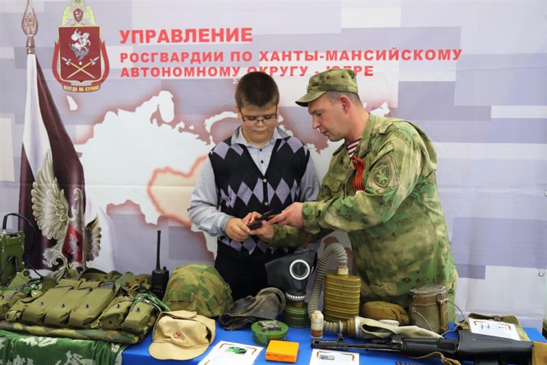  В Югре росгвардейцы организовали выставку оружия времен Великой Отечественной войны и рассказали школьникам о Герое России Анатолии Романове