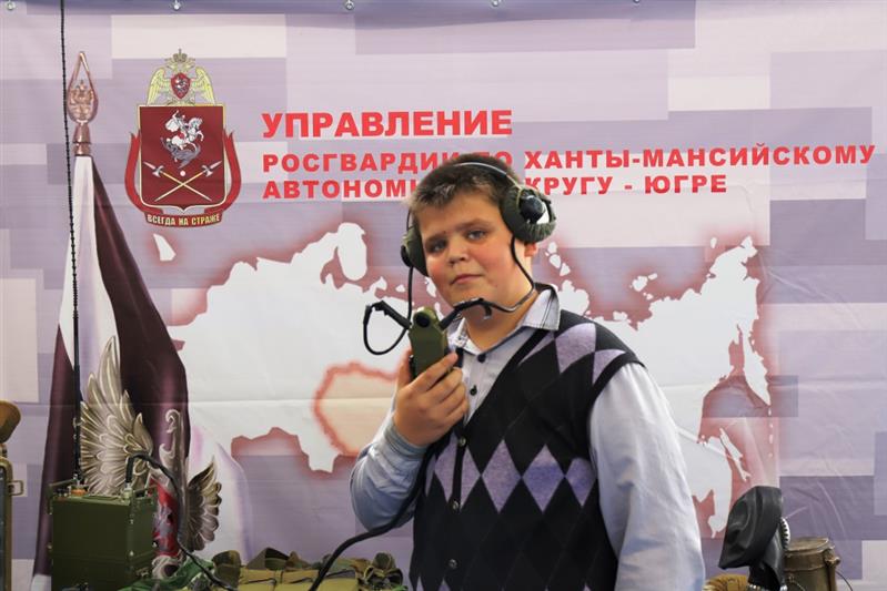  В Югре росгвардейцы организовали выставку оружия времен Великой Отечественной войны и рассказали школьникам о Герое России Анатолии Романове