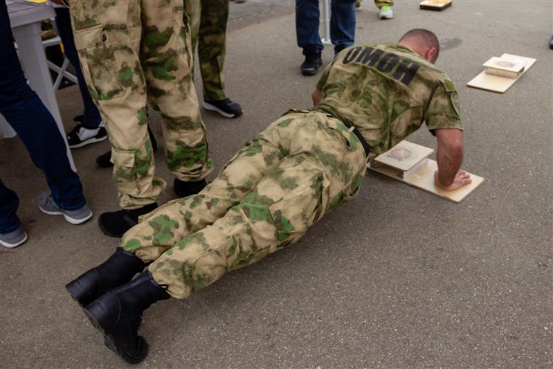 Министр физической культуры и спорта Краснодарского края вручил сочинским росгвардейцам сертификаты о сдаче комплекса ГТО (фото, видео)