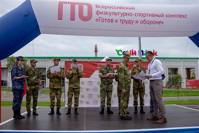Министр физической культуры и спорта Краснодарского края вручил сочинским росгвардейцам сертификаты о сдаче комплекса ГТО (фото, видео)