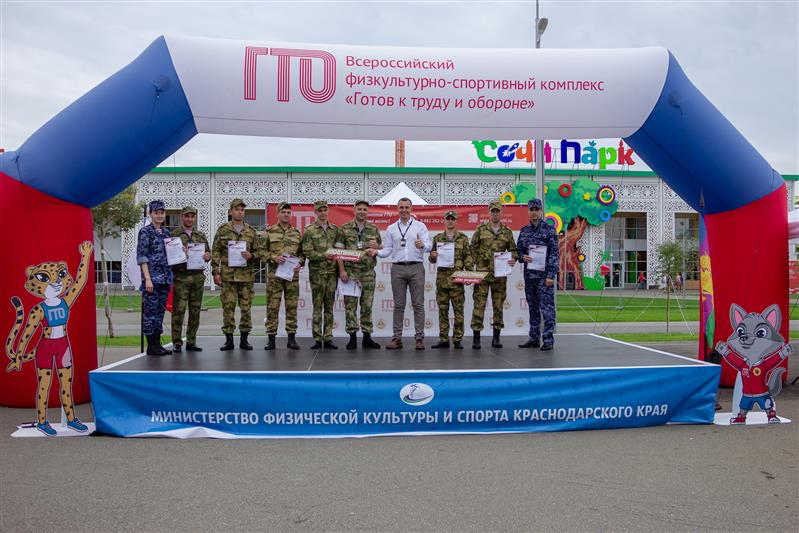 Министр физической культуры и спорта Краснодарского края вручил сочинским росгвардейцам сертификаты о сдаче комплекса ГТО (фото, видео)