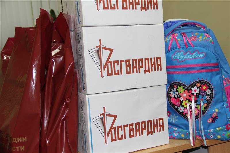 В Тюмени росгвардейцы помогли подготовиться к школе детям с ограниченными возможностями и ребятам из малообеспеченных семей