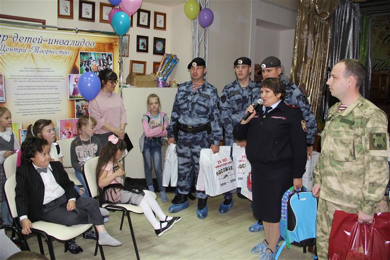 В Тюмени росгвардейцы помогли подготовиться к школе детям с ограниченными возможностями и ребятам из малообеспеченных семей