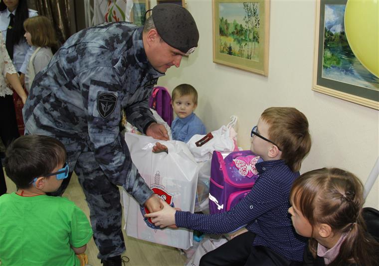 В Тюмени росгвардейцы помогли подготовиться к школе детям с ограниченными возможностями и ребятам из малообеспеченных семей