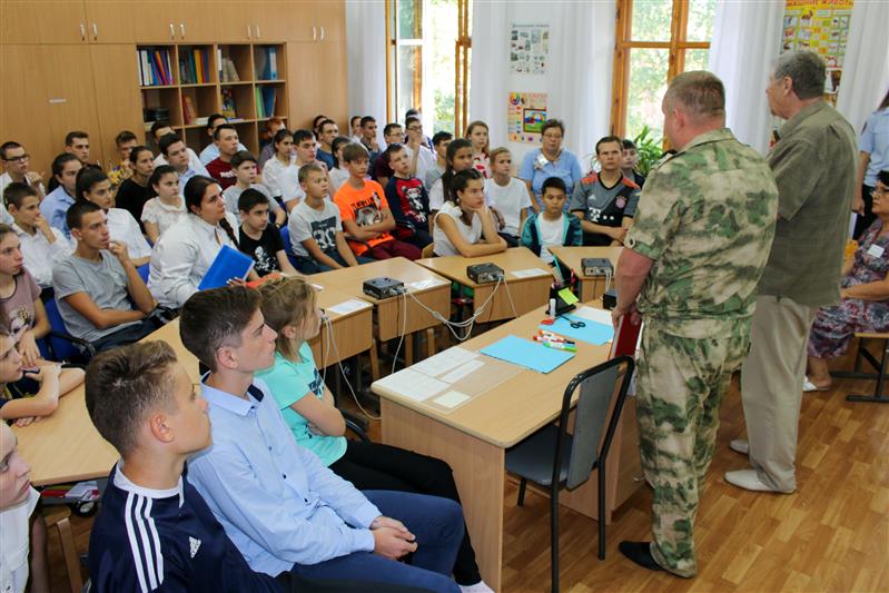 В поддержку акции «Вместе против террора» представители Росгвардии посетили коррекционную школу в Ставрополе