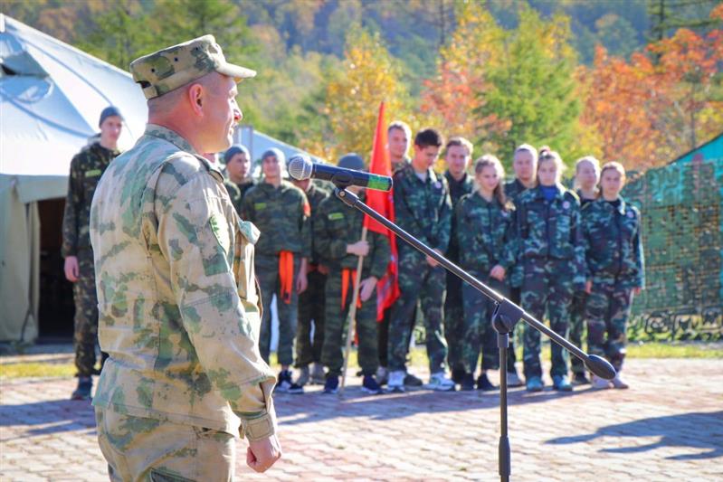 Росгвардейцы Сахалина провели военно-спортивные соревнования для местных школьников (фото)